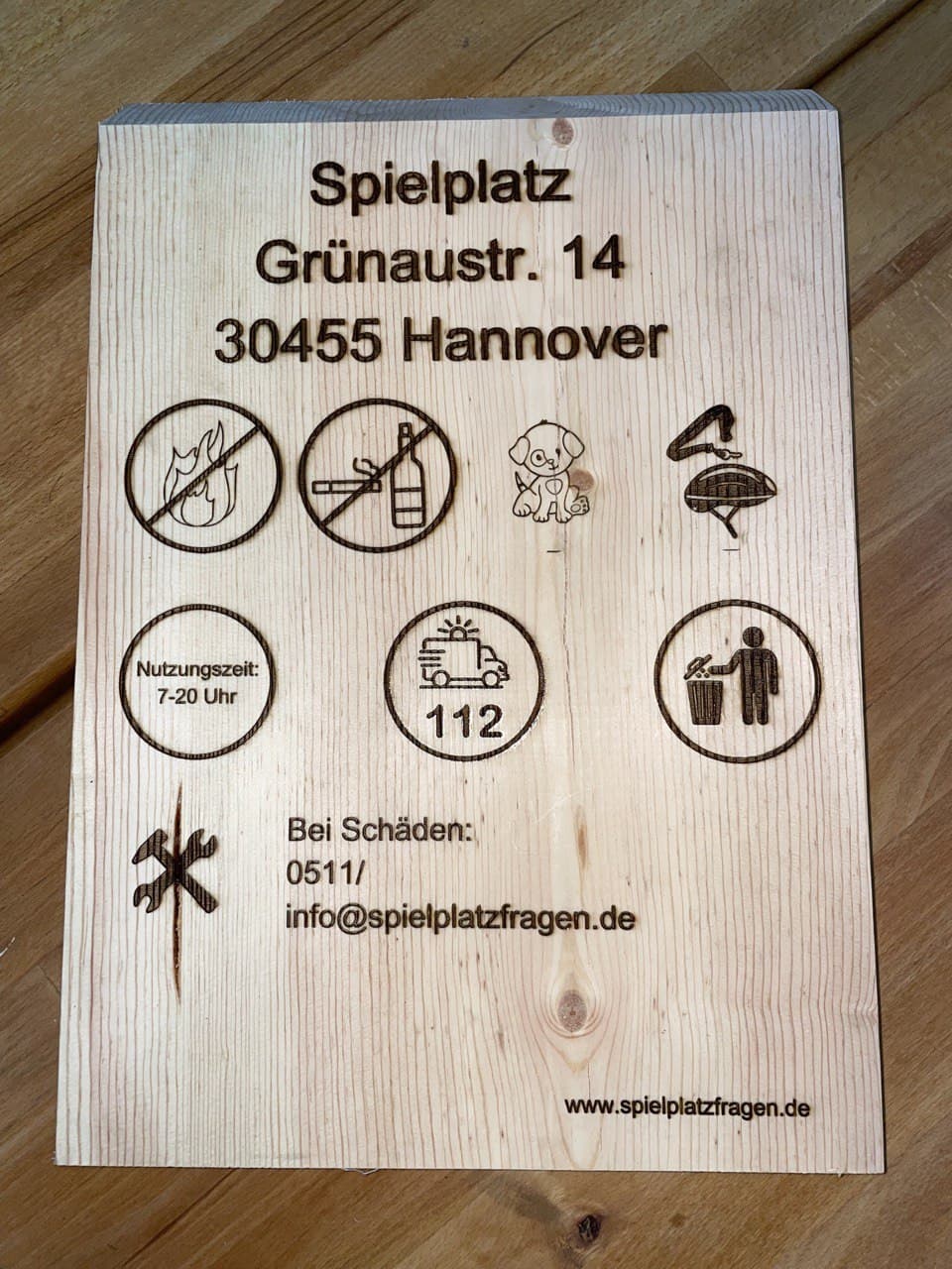 gutes Beispiel Schild Holz